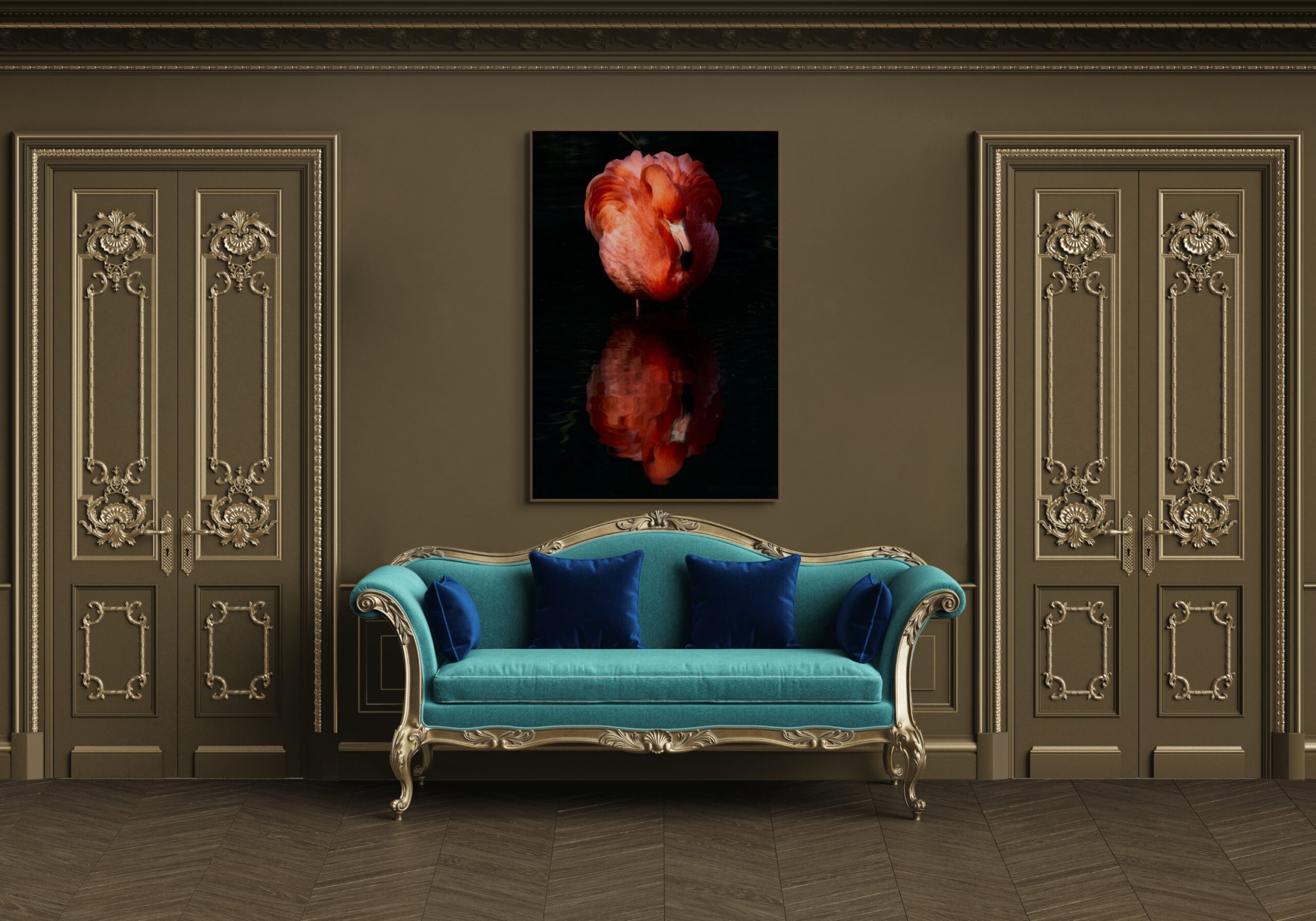 Mockup di un interno di lusso in stile classico con un'opera d'arte fotografica di Antonio Milesi. Al centro, sopra un divano in velluto turchese, campeggia la fotografia "Lo specchio dell'Anima" che ritrae un fenicottero e il suo riflesso in uno stile chiaroscurale. Luxury classical interior mockup featuring a fine art photographic print by Antonio Milesi. Centered above a teal velvet sofa is the photograph "The Mirror of the Soul," depicting a flamingo and its reflection in a chiaroscuro style.