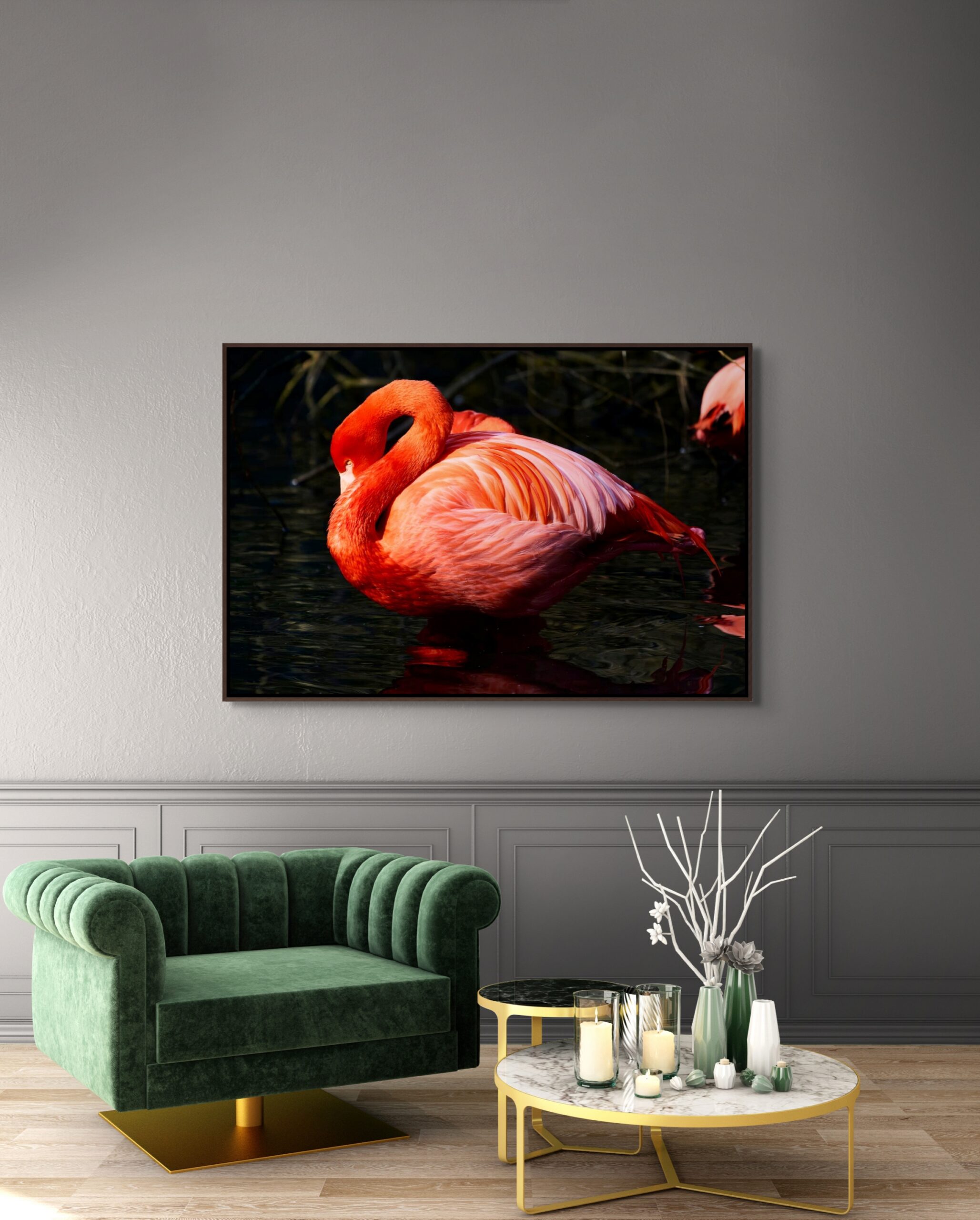 Mockup di un soggiorno moderno con l'opera fotografica "Centro Immobile" di Antonio Milesi. La foto mostra un fenicottero in una posa circolare e raccolta sopra una poltrona di velluto verde, in un ambiente rilassante e sofisticato. Modern living room mockup featuring the fine art photograph "Centro Immobile" by Antonio Milesi. The image depicts a flamingo in a protective, circular pose above a green velvet armchair in a serene, sophisticated setting.