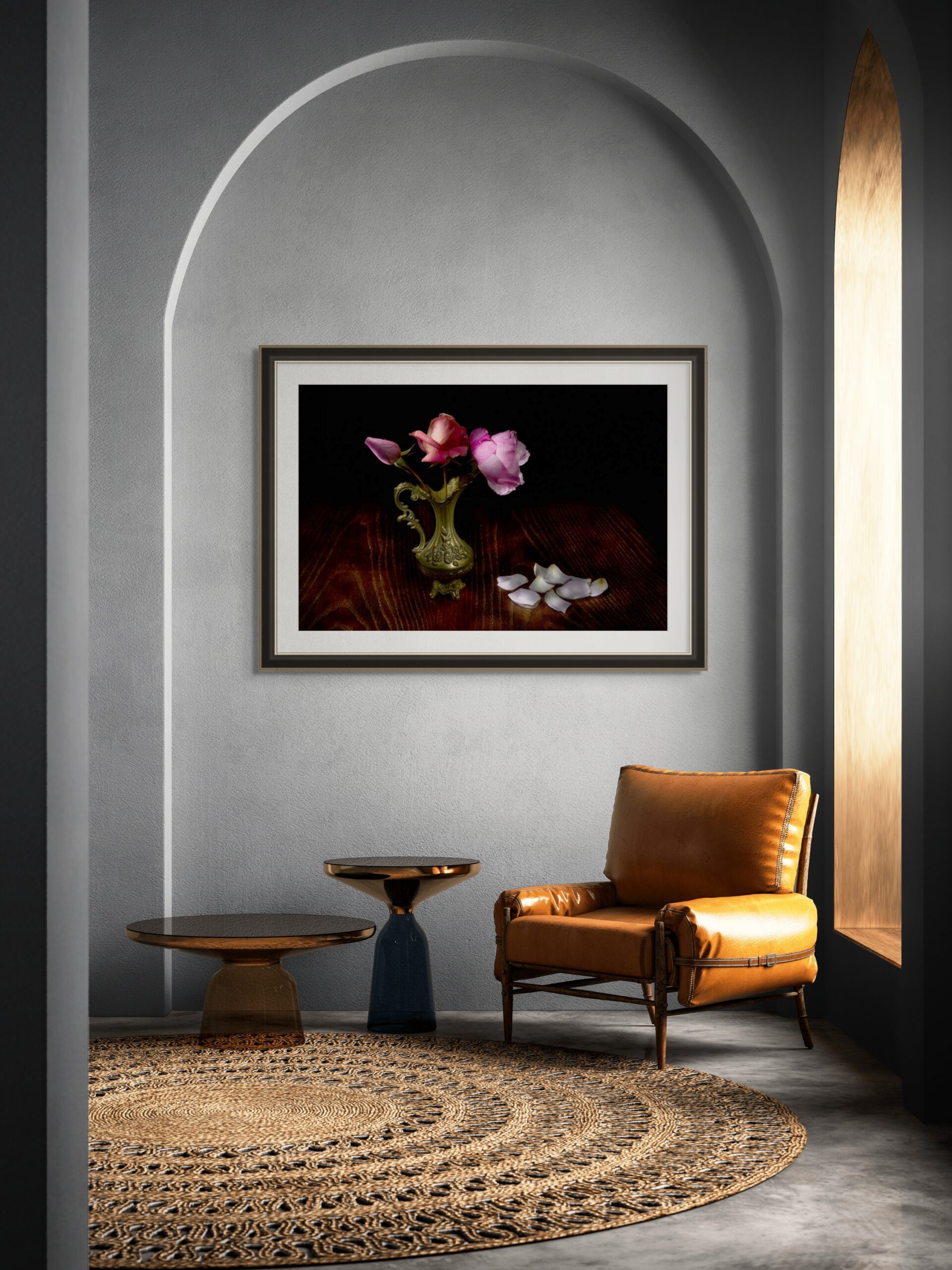 Mockup di interior design con l'opera "Le Tre Età della Rosa" di Antonio Milesi. La fotografia fine art è esposta in una nicchia ad arco in un ambiente moderno e raffinato, con una poltrona in pelle e arredi di design. Interior design mockup featuring "The Three Ages of the Rose" by Antonio Milesi. The fine art photograph is displayed within an arched niche in a refined modern setting, complete with a leather armchair and designer furniture.