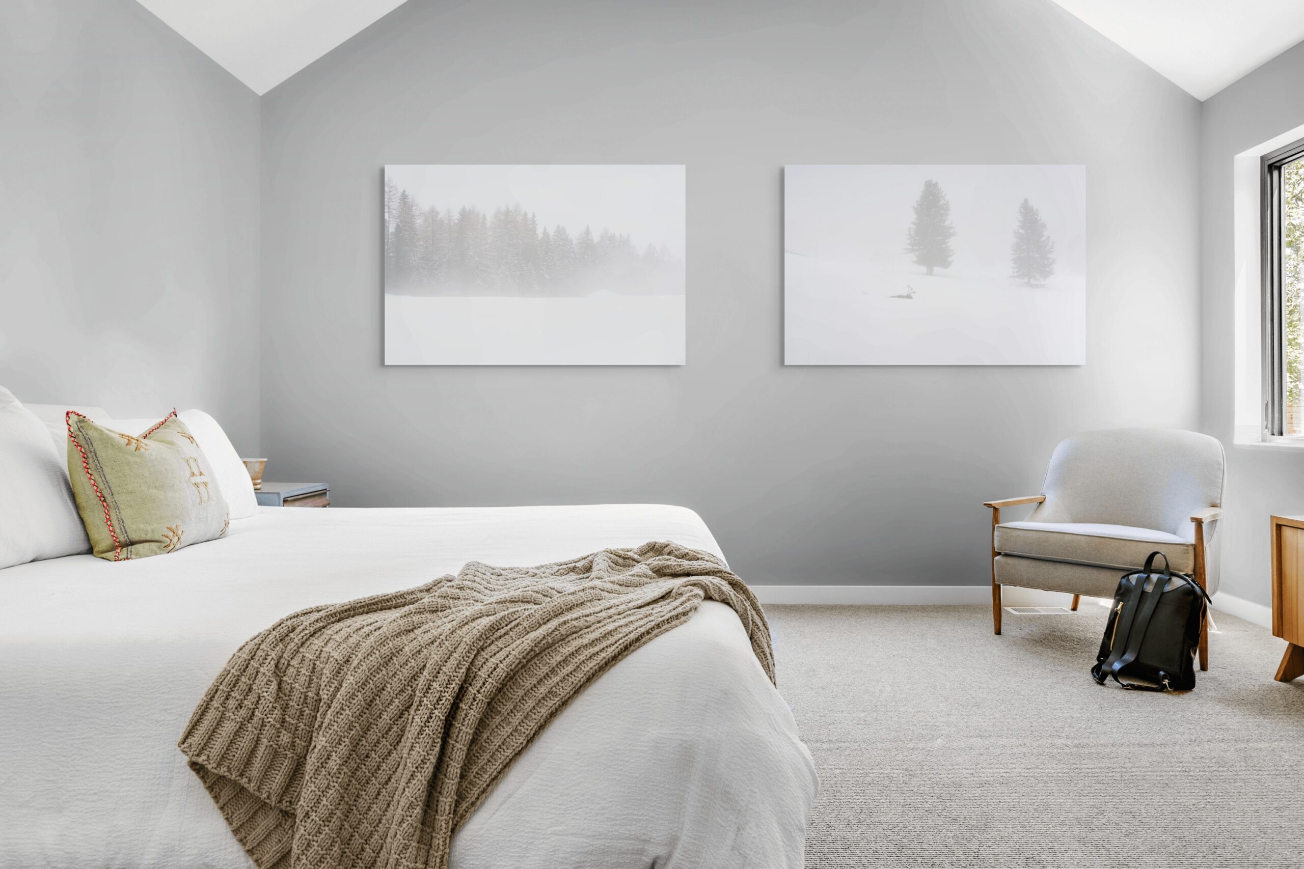 Antonio_Milesi_the_unbearable_lightness_of_silence_Dittico_Mockup Dittico di fotografia Fine Art di Antonio Milesi in una camera da letto moderna. Le opere "Under the Snow" e "Just the two of us" sono esposte affiancate su una parete grigio perla sopra un letto matrimoniale bianco. Esempio di decorazione murale coordinata. Fine Art photography diptych by Antonio Milesi in a modern bedroom. The works "Under the Snow" and "Just the two of us" are displayed side by side on a pearl gray wall above a white double bed. Example of coordinated wall decor.